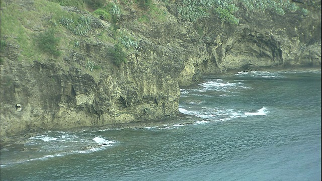 太平洋海浪翻滚到日本知岛的海岸悬崖上。视频素材