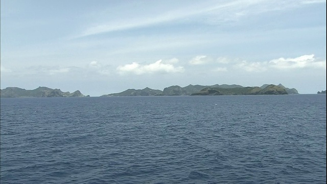 日本的小笠原群岛在一个阴天横跨太平洋地平线。视频素材