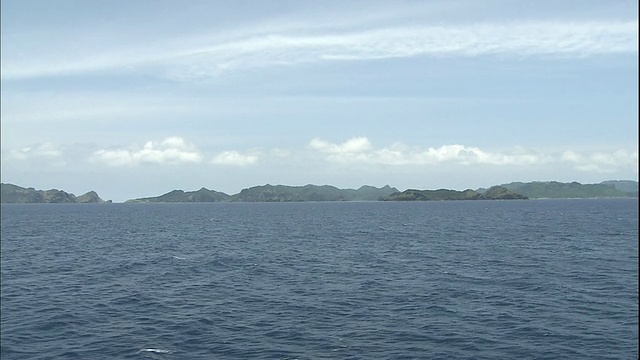 卷云在太平洋日本小笠原群岛上空划过。视频素材