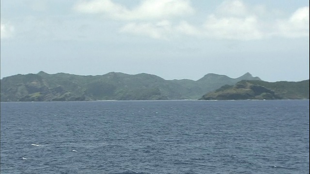 多云的天空勾勒出太平洋上的西岛和阿尼岛。视频素材