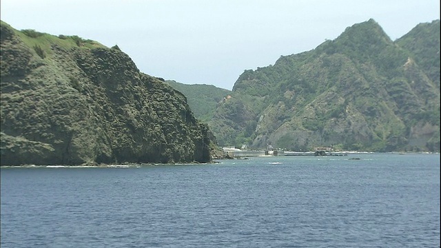 日本知岛的双美湾沿岸群山环绕。视频素材