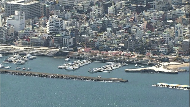 度假胜地和高楼大厦在热海市，日本。视频素材