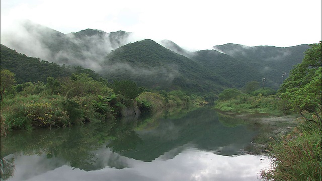 川内河流经大岛天美的一个山谷。视频素材