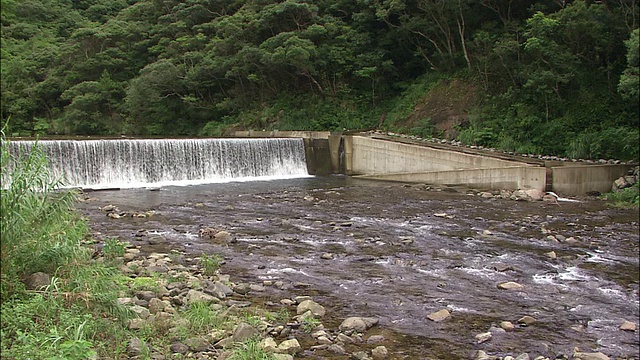 水流过川内河上的一个堰。视频素材