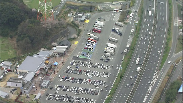 日本Kiyama停车场附近的九州高速公路上交通繁忙。视频素材