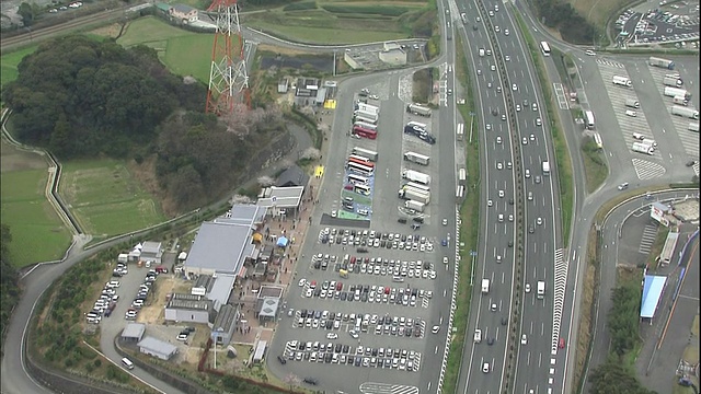 在日本九州高速公路附近的Kiyama停车场，车辆和行人在移动。视频素材