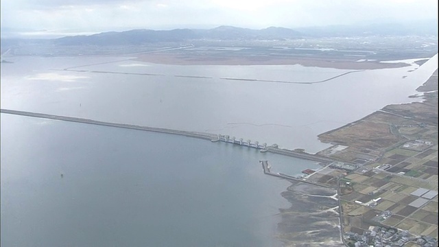 一条路堤横跨日本的伊沙屋湾。视频素材