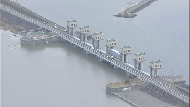 在日本，交通沿着一条横穿伊沙屋湾的高速公路行驶。视频素材