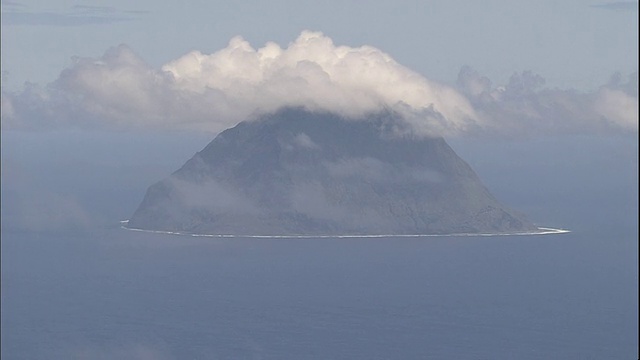 太平洋和北硫磺岛上空漂浮着薄云。视频素材