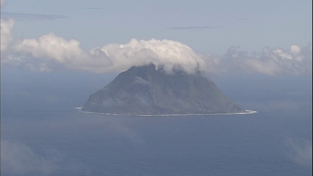 太平洋和北硫磺岛上空漂浮着薄云。视频素材