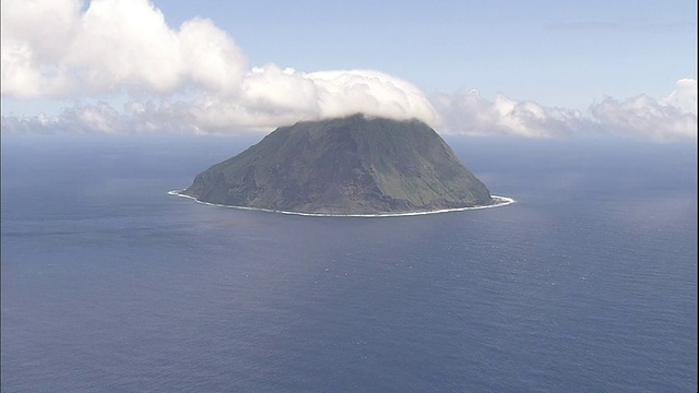 一排积云漂浮在太平洋和北硫磺岛。视频素材