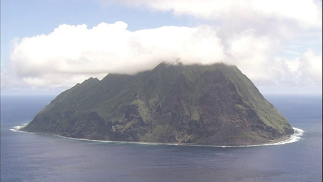 白色的海浪包围着太平洋上的北硫磺岛。视频素材