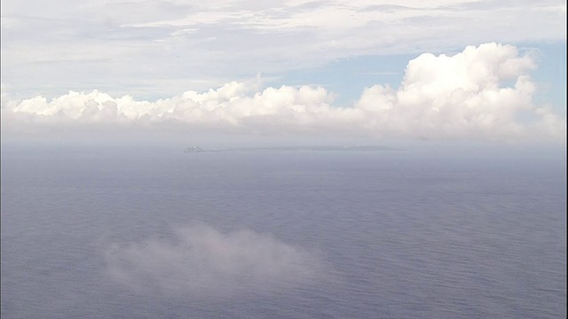 太平洋地平线上的硫磺岛上空漂浮着云朵。视频素材