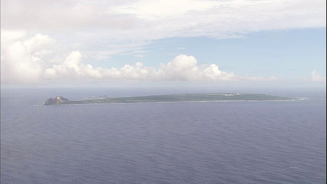 太平洋地平线上的硫磺岛上空漂浮着云朵。视频素材