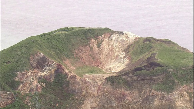 硫磺岛摺钵山(Mount Suribachi)底部的海浪冲击着海岸。视频素材