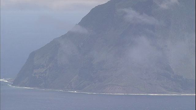 日本太平洋上的北硫黄岛上空漂浮着一团云。视频素材