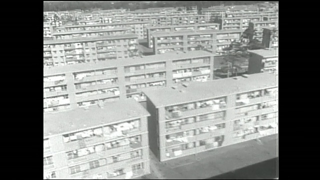 现代的平顶公寓楼点缀着公园，构成了平冈住宅综合体(Hibarigaoka Housing Complex)。视频素材