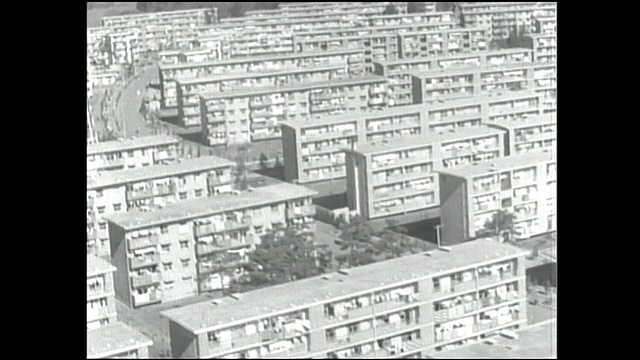 平冈住宅综合体(Hibarigaoka Housing Complex)的建筑之间偶尔会出现树木环绕的公园。视频素材