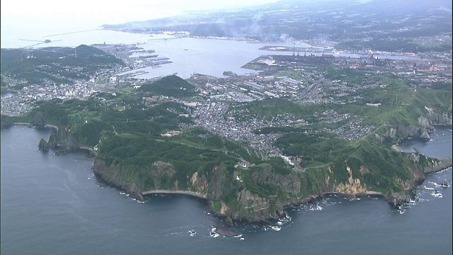 船只漂浮在北海道岛Muroran-shi附近的一个港口。视频素材