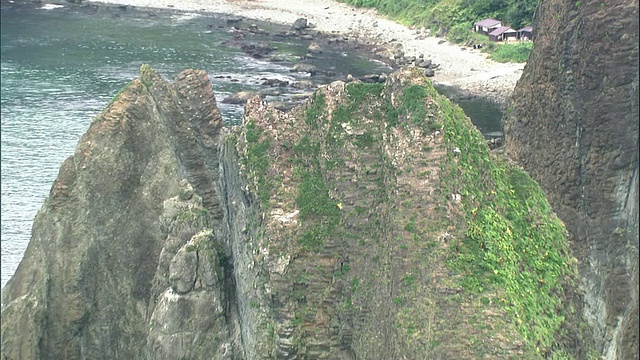 沿着北海道岛海岸，有峭壁排列着Itanki海滩和Charatsuna海滩。视频素材