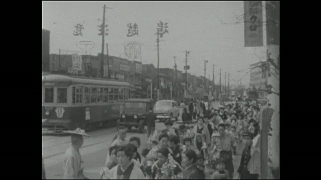 在日本东京江户城500周年庆典期间，行人和交通拥挤在街道上。视频素材