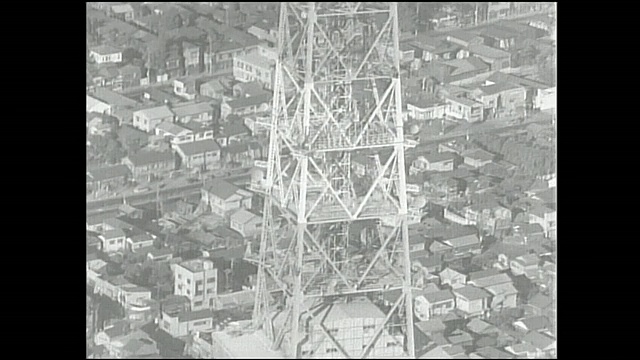 东京塔(Tokyo Tower)主导着柴场公园(Shiba Park)和邻近的社区。视频素材