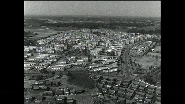 平冈住宅小区(Hibarigaoka Housing Complex)的公寓楼与住宅相邻。视频素材