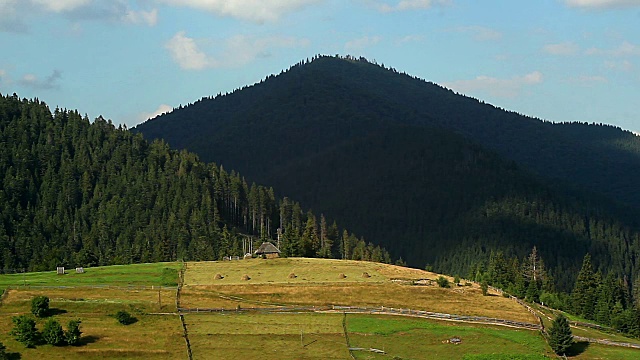 村庄坐落在群山的山坡上视频素材