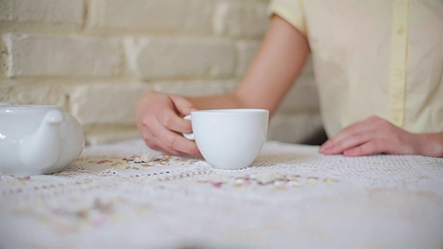 年轻女孩在咖啡馆倒茶视频素材