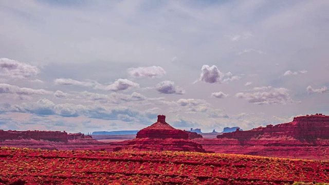 时间推移-云景移动在纪念碑谷的Butte，平移视图视频素材