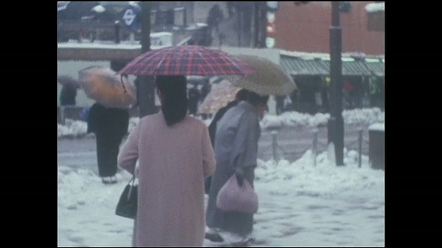 行人小心地走过银座街上的积雪。视频素材