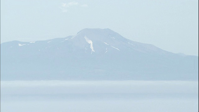 雾霾笼罩了内浦湾的一座山。视频素材