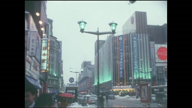 雪花飘落在东京的银座街上。视频素材