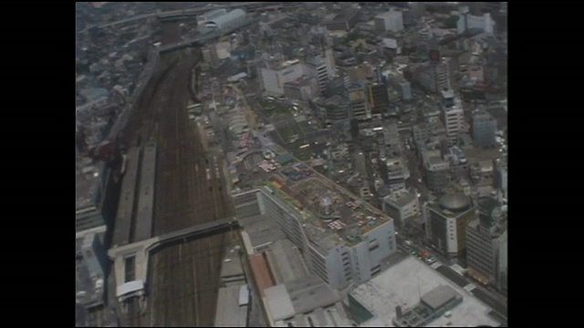 池袋站附近有一片绿地，是一个市政公园。视频素材