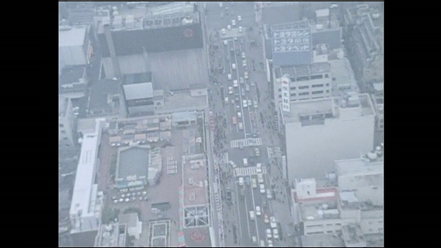 1972年，东京市中心拥挤的高速公路，银座街和附近的4丁字路口，空中视频素材