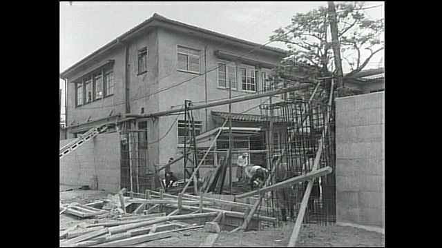 建筑工人建造混凝土墙来防洪。视频素材