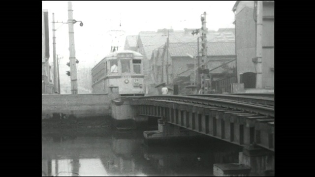 日本东京，一辆东映有轨电车横跨住田河运河上的一座桥。视频素材