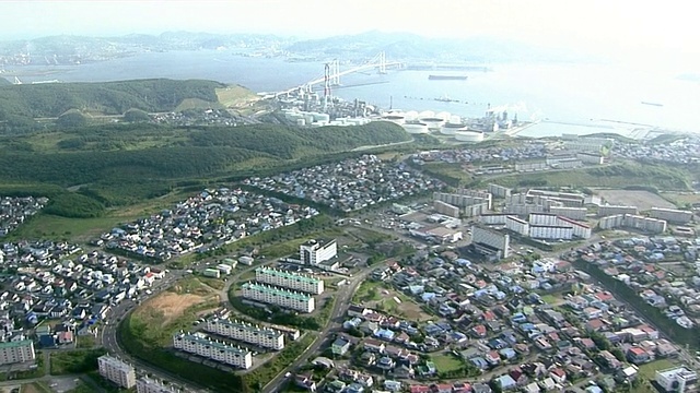 从北海道伯长桥村兰郊外的一个小山上俯瞰住宅区视频素材