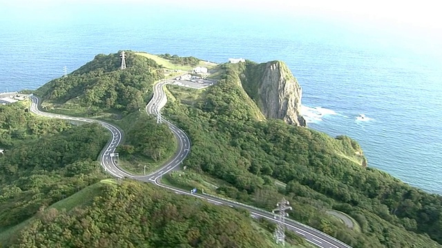 交通沿着在日本北海道伊托莫半岛海岸的千球角公路移动。视频素材