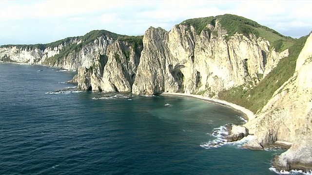 从北海道伊托半岛海岸鸟瞰白洋桥视频素材