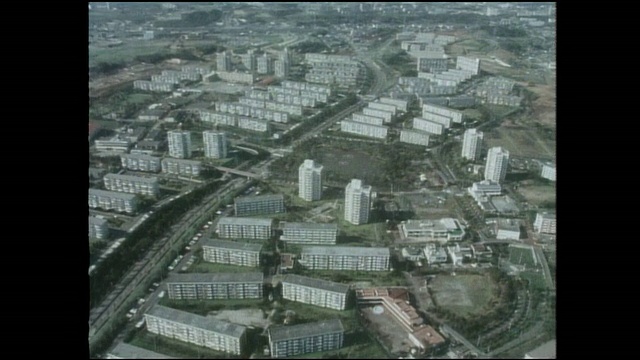 鸟瞰图显示的是日本东京多摩新市镇住宅发展的高楼大厦。视频素材