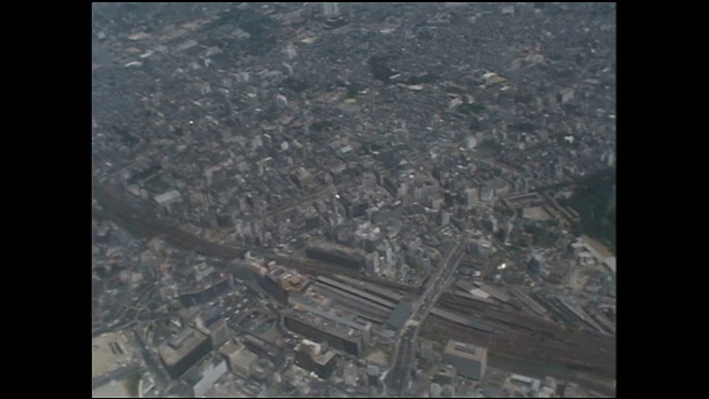 主要道路穿过城市，穿过新宿车站附近的一条河。视频素材