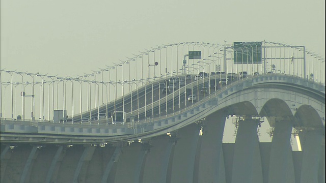 在日本木泽市附近的东京湾水线高速公路上，交通正越过一座小山。视频素材