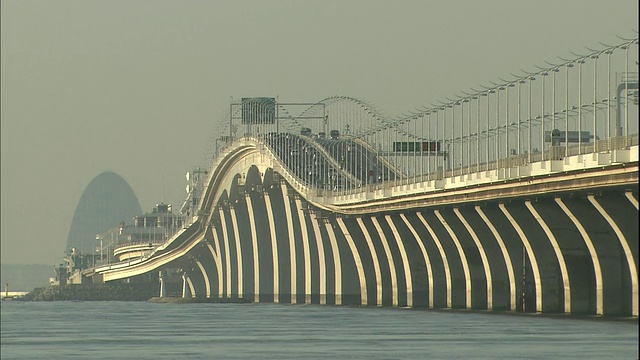 交通通过东京湾水线高速公路的东京湾靠近木泽时，日本。视频素材