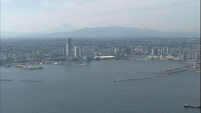 横滨港沿着日本横滨市延伸。视频素材