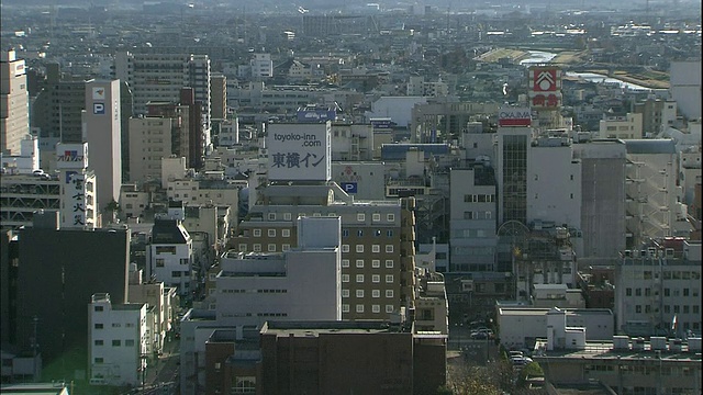 富士山隐现在日本口夫市上空。视频素材