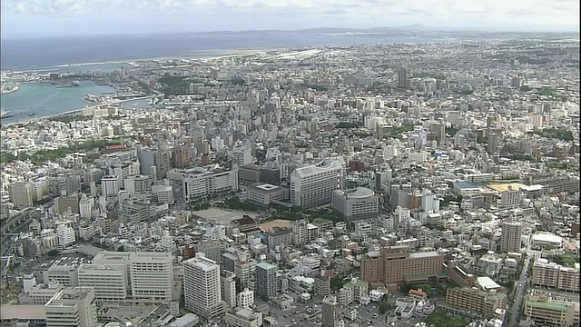 在一个晴朗的日子里，日本冲绳县那霸市的中部地区沐浴着阳光。视频素材