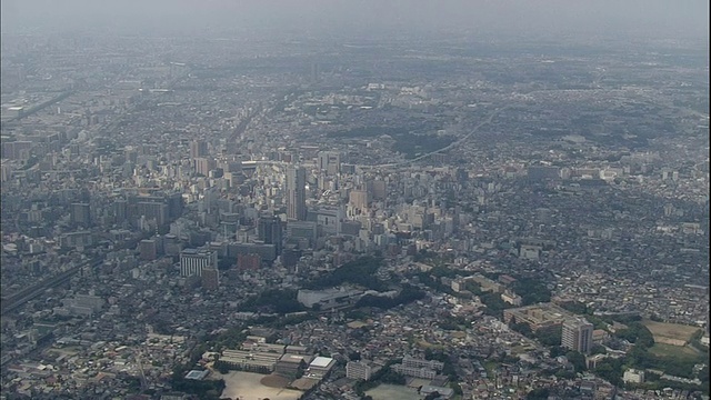 从空中俯瞰日本千叶，高楼林立。视频素材