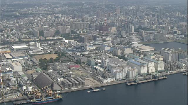 在多云的天空下，日本千叶市保持繁忙。视频素材