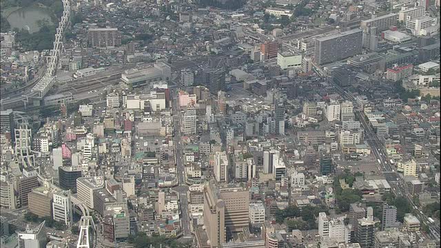 在多云的天空下，日本千叶市保持繁忙。视频素材